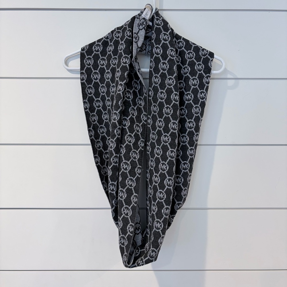 Michael Kors Charcoal Logo Classic Crossbody Bag with Chic Infinity Scarf - Picture 11 of 14